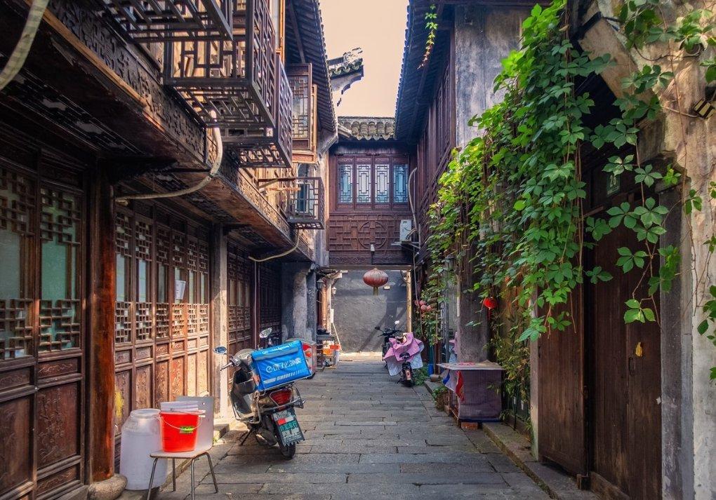电视背景墙是客厅风格展示的主墙，怎么选择电视背景墙来弥补空间的空旷性？游戏画面